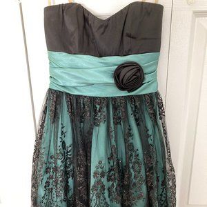 Black and Green short dress, size 3